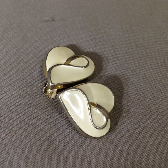 Vintage Cream Enamel Swirl Heart Clip Earrings - Picture 1 of 3